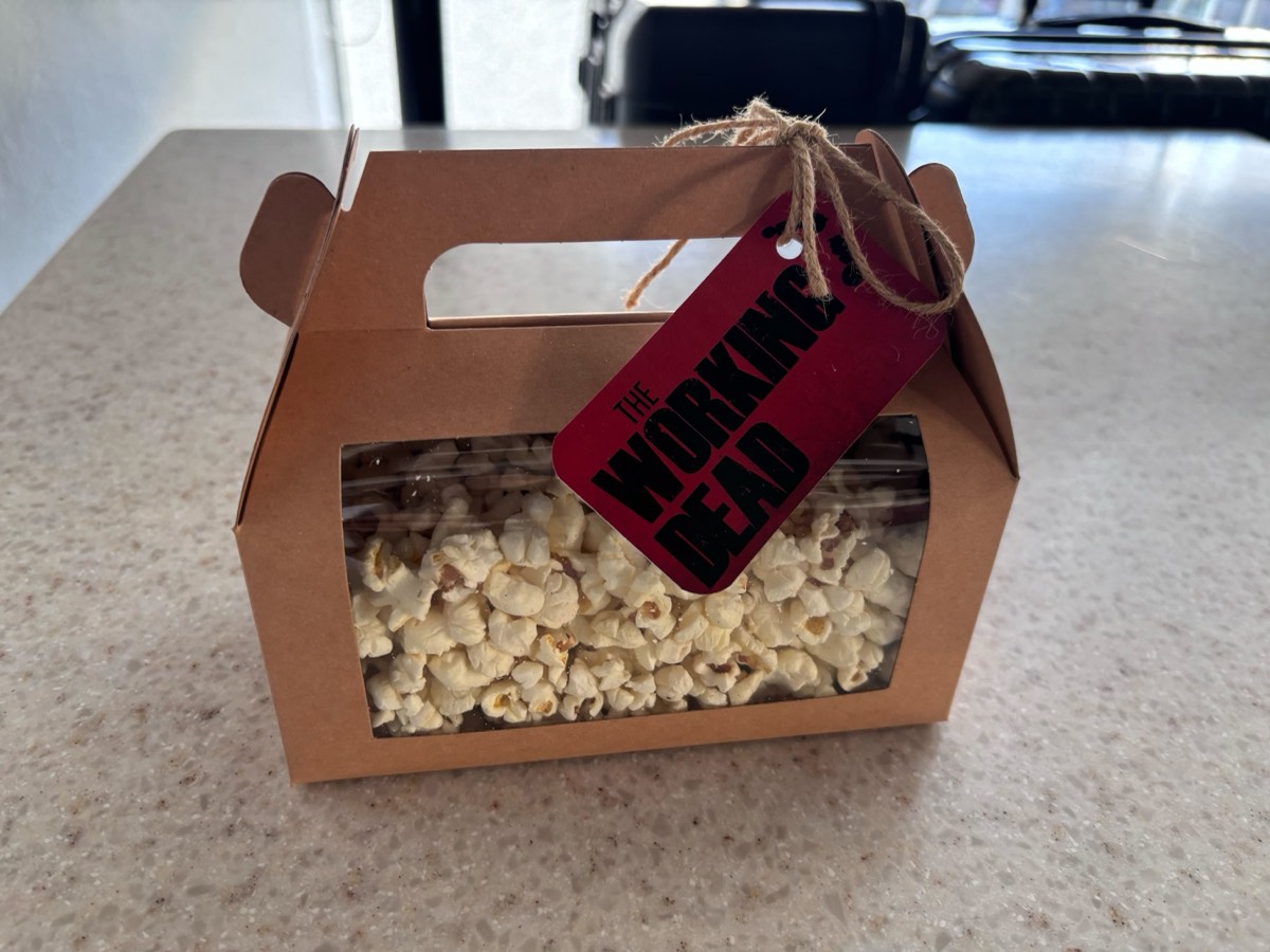 Caja de palomitas con la etiqueta de marca The Working Dead