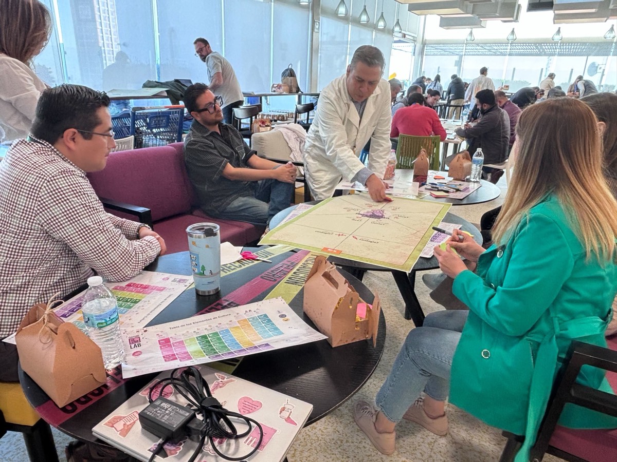 Equipo construyendo un Empathy Map con un consultor facilitando la mesa